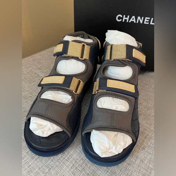 CHANEL 2021 Rubber Gladiator Sandals • Size 37.5 - Picture 4 of 16